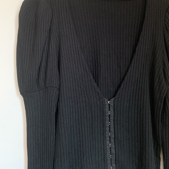 Black Ribbed V-Neck Button-Up Top - Picture 3 of 9